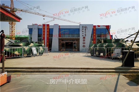 同兴家园三室两厅138平米毛坯房出售